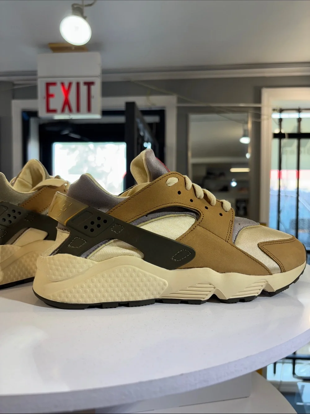 Nike Air Huarache LE Desert Oak Size 8.5 M 10 W
